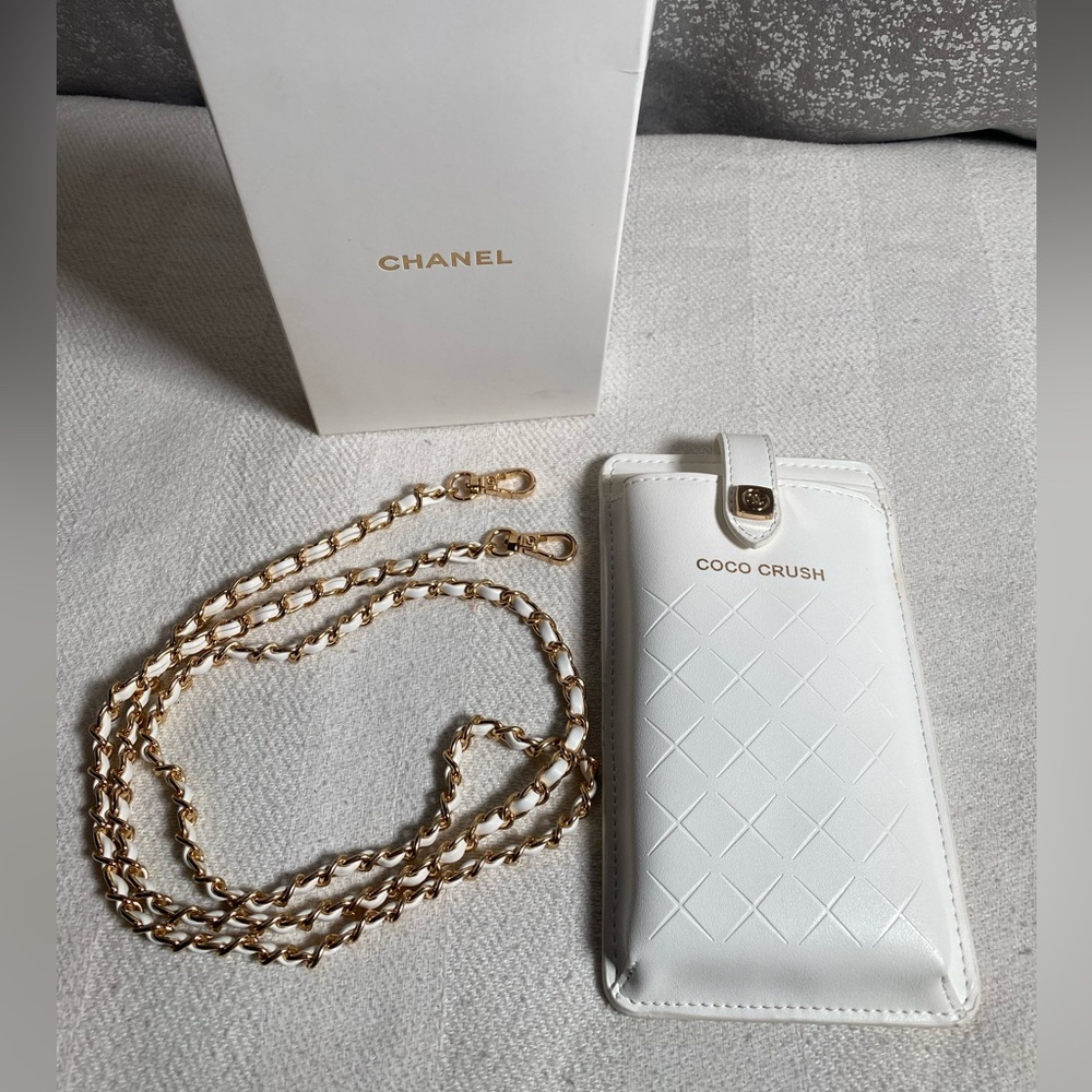 CHANEL White Crossbody